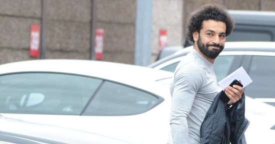 شقيق محمد صلاح ينشر صورة له بصحبة الفرعون فى أحد مطاعم إنجلترا