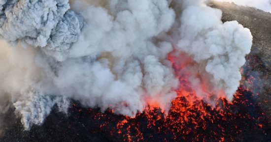 صور.. بركان "جيمس بوند" باليابان ينفث رمادا ودخانا