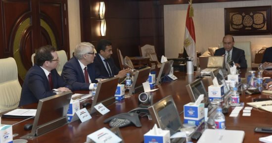 مهاب مميش يبحث مع سيمنس الألمانية إنشاء مركز لتدريب العمالة بقناة السويس