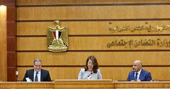 ياسين منصور يشيد بجهود "التضامن" لتوفير معيشة كريمة للأسر الأولى بالرعاية (صور)