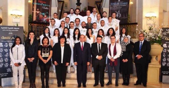 الرئيس السيسى ينشر صورة تجمعه بأبطال "سلم نفسك".. ويؤكد: تابعتهم بفخر 