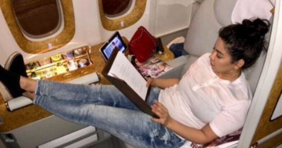 شيرين عبد الوهاب على متن الطائرة لإحياء حفلها فى دبى