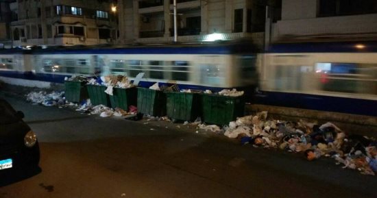 صور.. انتشار القمامة بجوار محطة ترام زيزينيا فى الإسكندرية
