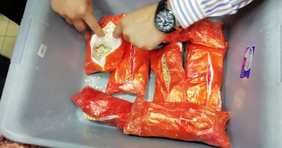 صور.. ضبط راكب بمطار القاهرة حاول تهريب مواد مخدرة داخل لحوم مجمدة للرياض