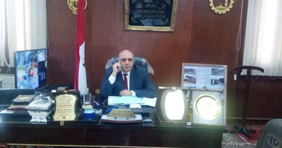 رئيس مدينة زفتى يضبط سائق توك توك أثناء توزيعه المخدرات بأحد الشوارع