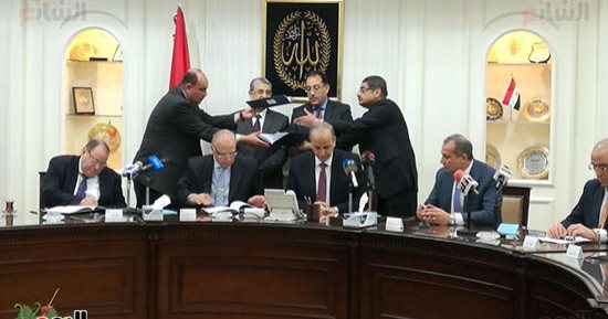 محافظ القليوبية يوقع بروتوكولا مع الكهرباء لإزالة الخطورة عن 11 منطقة غير آمنة