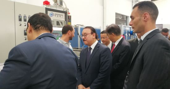 وزير الاتصالات يفتتح مصنعا لإنتاج كابلات الألياف الضوئية بمدينة بدر 