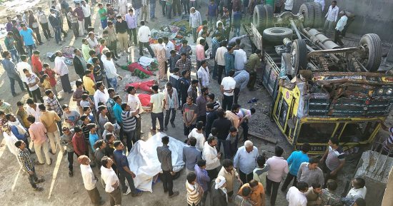 صور.. مصرع 30 شخصا فى حادث سقوط حافلة من أعلى جسر بالهند
