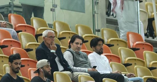 كوبر يحضر مباراة الفتح والباطن بالدورى السعودى لمتابعة "شيفو"