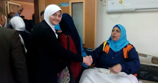 صور .. طلاب مدارس الخارجة يدشنون مبادرة "بنحبك يا مصر" ويوزعون هدايا للمرضى