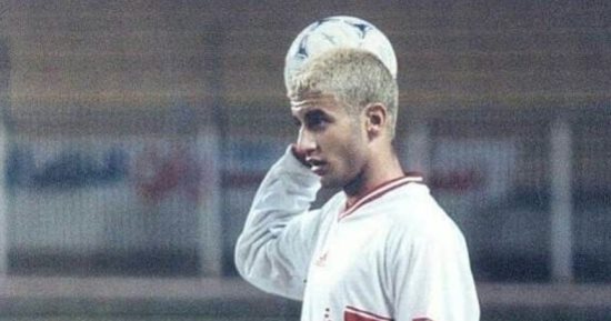 شاهد.. أمير عزمى مجاهد بـ"الشعر الأصفر" فى زمالك 2001