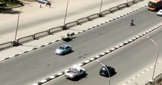 فيديو..قارئ يرصد عربية "كارو" تسير عكس الاتجاه بكورنيش النيل