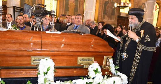 محافظ سوهاج يصل الكنيسة البطرسية لحضور جنازة أسقف طما (صور)