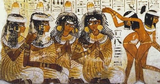 اليوم العالمى للمرأة.. نساء الفراعنة جمال وصحة وذكاء.. استخدمن ورق البردى بدلا من الفوط الصحية.. التمر والبخور للكشف عن الخصوبة.. دهن التمساح لتأخير الإنجاب والقمح والشعير سونار الأجداد.. وماميزى "بيت الولادة"