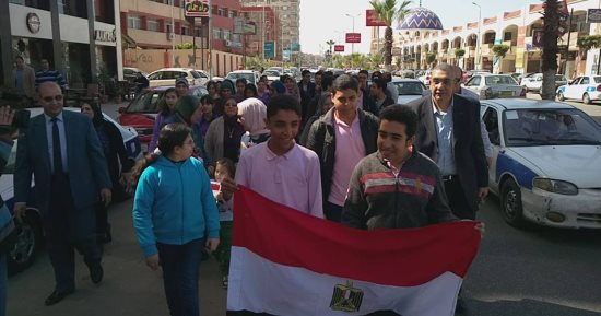 صور.. طلاب مدرسة ابتدائية ببورسعيد ينظمون مسيرة للتبرع لصندوق "تحيا مصر"  