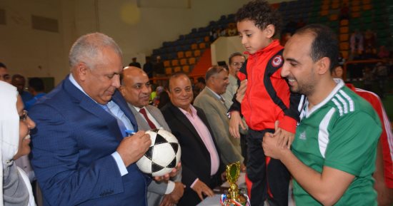 صور .. محافظ الوادى الجديد يشهد نهائى دورى كرة القدم لموظفى المصالح الحكومية