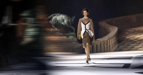 صور.. بالتزامن مع إقامة عرض دار أزياء "Louis Vuitton".. شاهد "خطوة بخطوة " كواليس تنفيذ التصميمات المبهرة لعشاق الموضة بمجرد ظهورها على منصات العرض بـ PARIS FASHION WEEK 