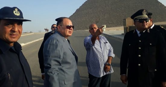 مدير أمن الجيزة يتفقد الخدمات الأمنية بالمنطقة الأثرية فى الهرم 