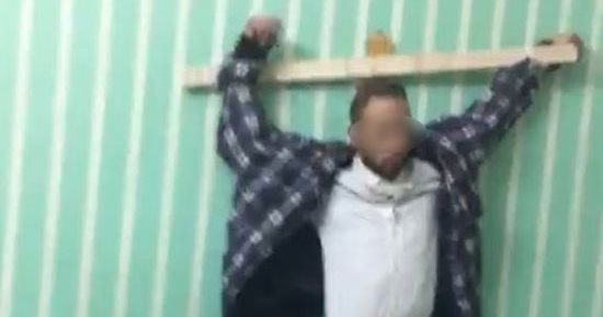 القبض على عاملين بحلوان لاتهامهما بتعذيب صديقهما وتصويره لابتزازه ماديا