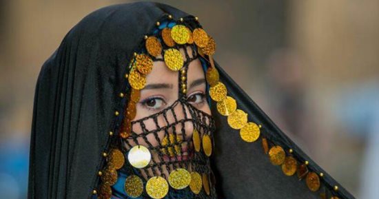 صور.. بالملاية اللف.. ملكة جمال المحجبات العرب 2018 بجولة سياحية فى القاهرة