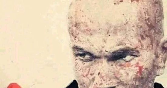 قارئ يبدع فى رسم اللوحات الفنية بأقلام الرصاص والماكياج وألوان الخشب