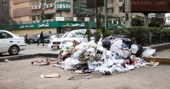 اضبط مخالفة.. تراكم أكوام القمامة بشارع البطل أحمد عبد العزيز بالمهندسين (صور)