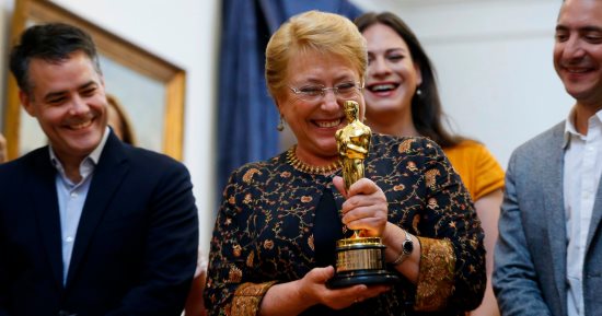 رئيسة تشيلى ميشال باشليت تحتفل بجائزة الأوسكار أفضل فيلم أجنبى.. صور