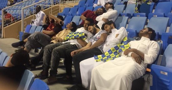 النوم سلاح جماهير النصر للهروب من ملل لقاء الشباب بالدورى السعودى  