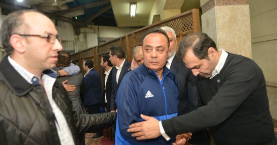 الجهاز الفنى لبتروجت من برج العرب لحضور عزاء والدة هشام يكن