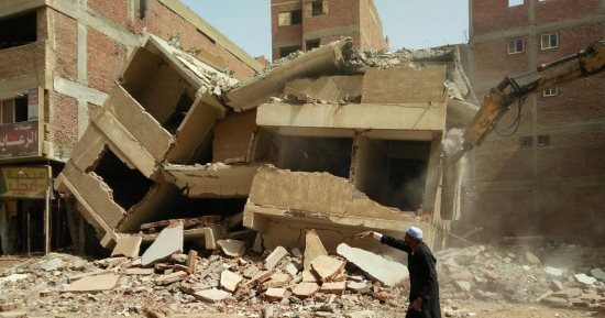 حى السلام أول يزيل عقار مكون من 3 أدوار لخطورته الداهمة على المواطنين