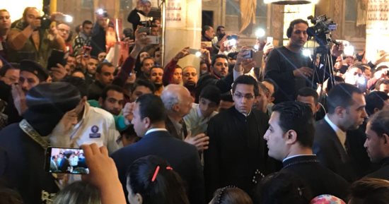 البابا يصل "البطرسية" ويرأس قداس جنازة الأنبا بقطر أسقف الوادى الجديد