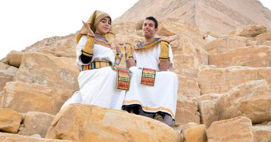 شاهد.. ماذا فعل عروسان لتنشيط السياحة فى منطقة هرم ميدوم ببنى سويف