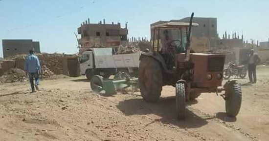 صور.. حملة لإزالة الإشغالات ورفع المخلفات بشوارع قرية المعصرة بالداخلة