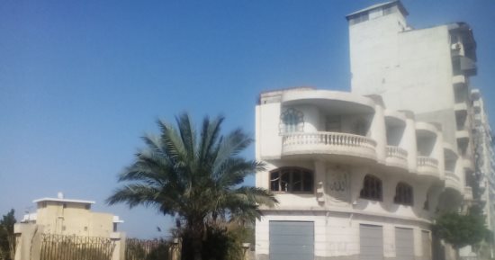 صور.. عمارات وصالات أفراح على النيل بدمياط تحول ضفافه إلى شوارع مسدودة