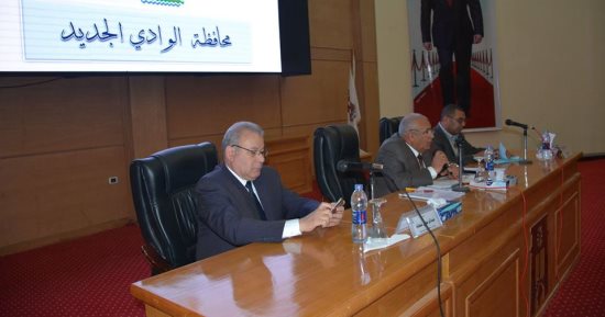  صور محافظ الوادى الجديد يناقش مع عمد ومشايخ القرى الاستعداد للانتخابات