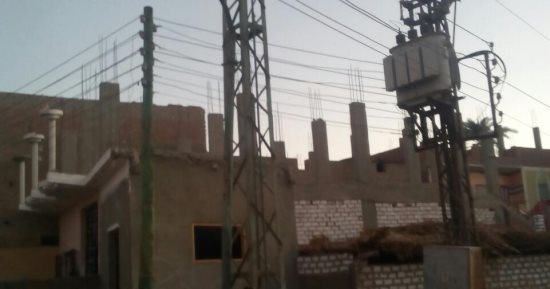 قارئ يشكو من وجود محولات الكهرباء وسط المنازل بقرية الريانية بسوهاج