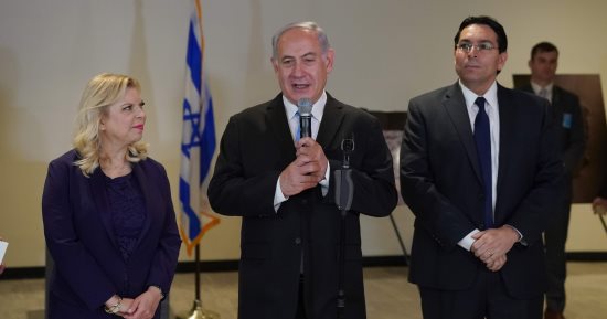 صور.. نتنياهو يفتتح معرضا حول القدس فى مبنى الأمم المتحدة