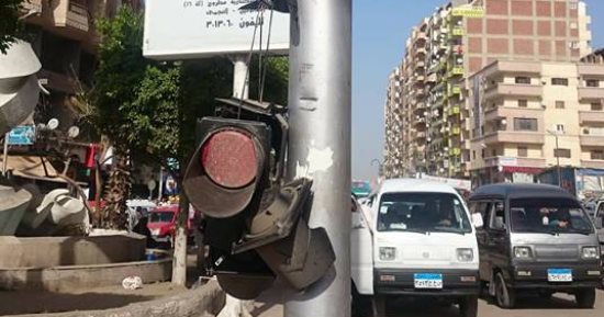 قارئ يشكو كسر إشارة مرور مدخل الهانوفيل بالعجمى