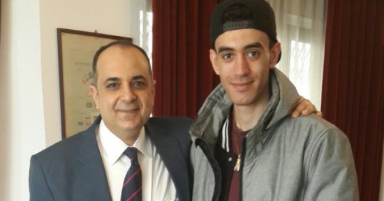 سفير مصر فى بولندا يلتقى المواطن المصرى المعتدى عليه