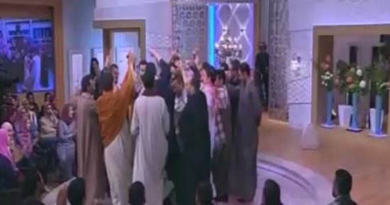 فيديو.. طلاب "هندسة أسيوط" يرقصون بالجلباب باستوديو "منى الشاذلى"