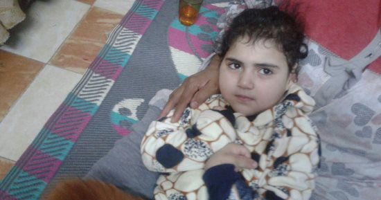 "جنا" ضحية مرض مجهول.. 4 سنوات ولم يتمكن أحد من تشخيص حالتها