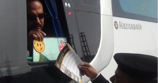 صور.. المرور يشن حملات للكشف عن إطارات السيارات للحد من حوادث الطرق