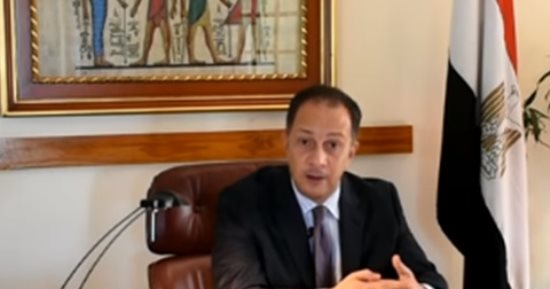 الإمارات تمنح السفير المصرى فى أبو ظبى جائزة التميز الدبلوماسى
