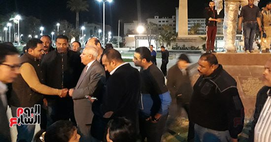 صور.. محافظ بورسعيد يتابع تركيب تمثال عبدالمنعم رياض بميدان الشهداء