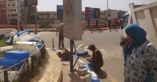 صور.. مساعد رئيس مدينة الأقصر لشئون النظافة تتابع أعمال تزيين الميادين