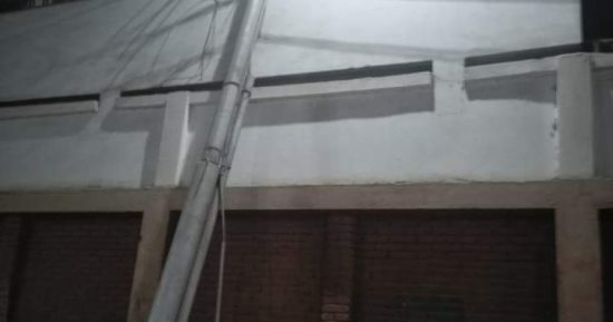 صور.. اضبط مخالفة.. عمود إنارة مائل يهدد المارة بشارع عارف فى بنى سويف