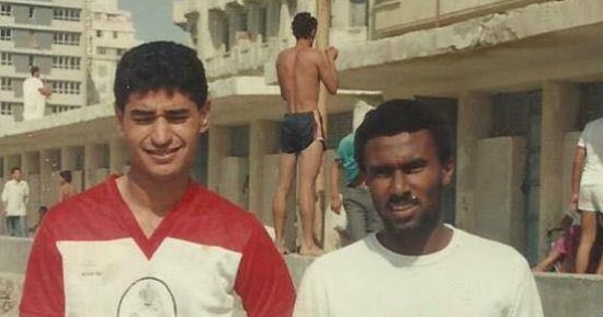 شاهد.. أحمد الكاس يلعب "التنس" على شط البحر