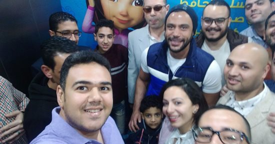 صور.. محمد إمام يستجيب لبرنامج "مصر من البلكونة" ويزور طفلا مصابا بالسرطان