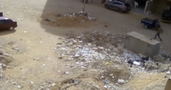 صور.. قارئة تشكو من تراكم القمامة فى حدائق الأهرام