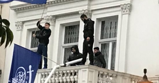 صور وفيديو.. شيعة يقتحمون مبنى السفارة الإيرانية فى بريطانيا